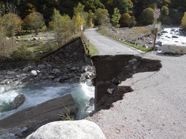 Immagine della erosione del ponte presso la località San Giacomo a Entracque