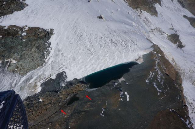 Immagine del lago epiglaciale al margine del ghiacciaio del Collerin d’Arnas