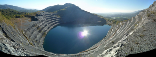 Immagine del lago artificiale che ha riempito parte della cava della miniera di Balangero