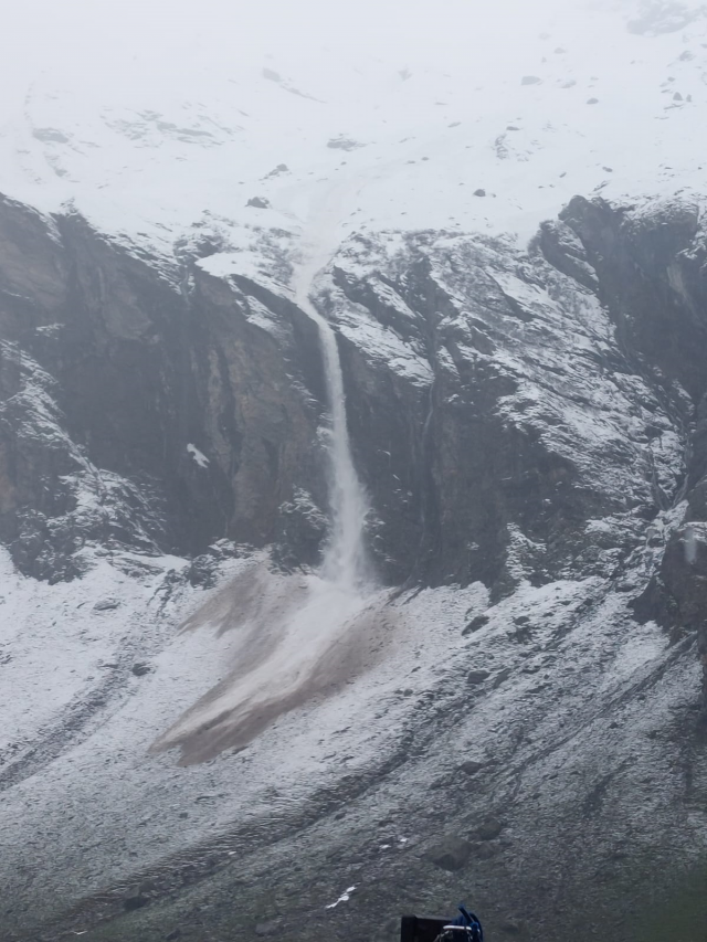 Scaricamento di neve ripreso dal rifugio Ciriè