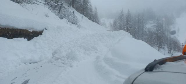 Accumulo della valanga sulla strada per Piamprato. Foto CLV Val Soana