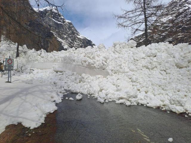 Accumulo della valanga scesa sulla strada per il Teleccio - Locana (TO); la sbarra di chiusura si trova proprio in corrispondenza dell’accumulo. Foto del Parco Nazionale Gran Paradiso