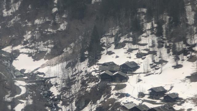 Insolita valanga scesa nei pressi della frazione Ronco di Alagna Valsesia (VC) osservata il 4 aprile durante il rilevo nivologico. Foto di Andrea Tamilla 