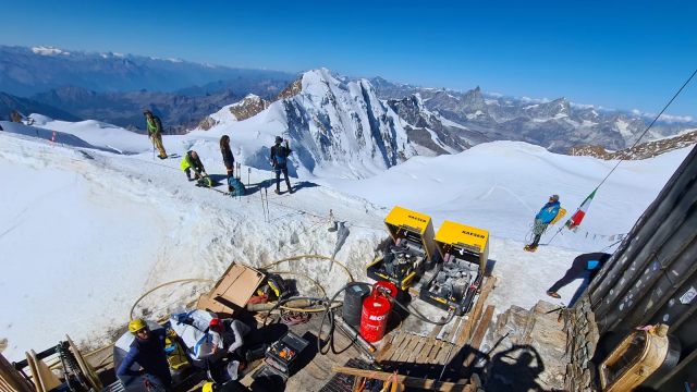 Lavori al rifugio più alto d’Europa, la Capanna Margherita sul Monte Rosa, per l’installazione di due colonne multiparametriche