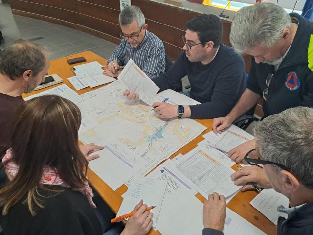 Corso per i Sindaci dei Comuni Montani: un percorso formativo che unisce teoria e pratica, preparando i primi cittadini a gestire efficacemente le emergenze attraverso l'organizzazione e l'attivazione del Centro Operativo Comunale (C.O.C.), secondo il Metodo Augustus. I partecipanti approfondiscono le responsabilità istituzionali e sperimentano scenari operativi reali, rafforzando la capacità di risposta del sistema di protezione civile a livello locale.