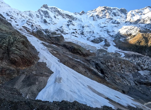 Cono di valanga che si estende dalla fronte del ghiacciaio di Signal, Monte Rosa, fino al sottostante ghiacciaio del Belvedere; sotto l’accumulo fresco, di colore bianco, si intravvedono i resti del cono costituito da neve residua, di colore rosso sporco (foto Arpa Piemonte, 30/10/2024).