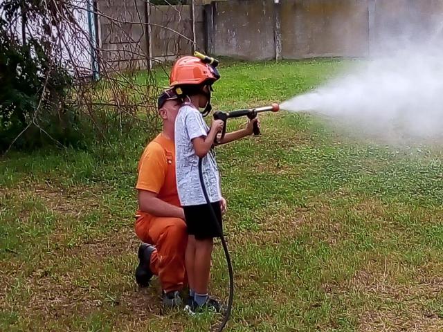 Bambini partecipano ai campi scuola "Anch'io sono la protezione civile", sperimentando in modo ludico le attività delle diverse componenti del sistema di protezione civile.