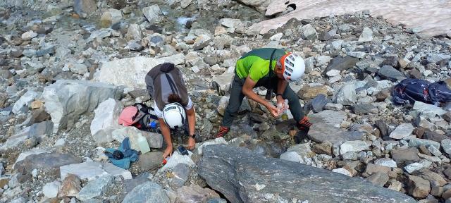Campionamento delle acque della sorgente del rock glacier dei Fourneaux