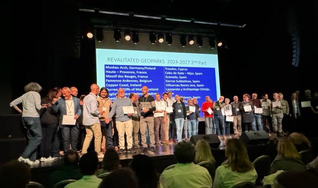 Cerimonia di consegna dei certificati di rivalidazione UNESCO 2024-27 ai Geoparchi, durante la conferenza EGN2025 a Keflavik, Islanda.