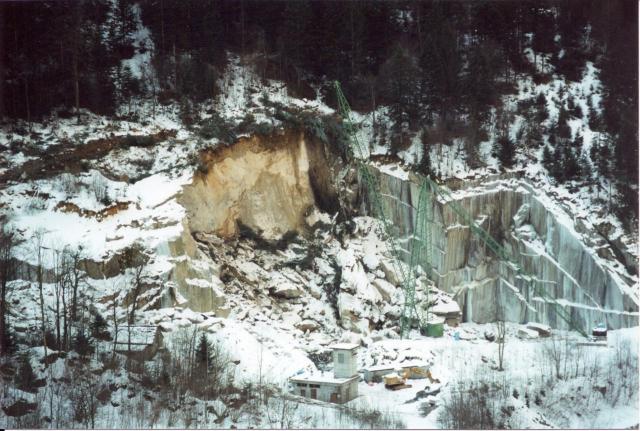 Figura 1. Interferenza tra attività di cava e assetto idrogeologico del versante