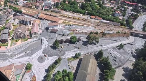 Nell’immagine, la ripresa dall’alto evidenzia i segni del passaggio della colata.