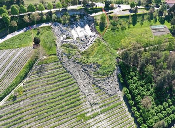 Ripresa dall'alto del fenomeno franoso di tipo planare nel territorio comunale di Cocconato, in località Maroero