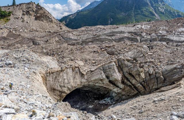 Inghiottitoio glaciale che convoglia le acque dei torrenti di Castelfranco e Piccolo Fillar all’interno del ghiacciaio del Belvedere (Macugnaga, VB. Foto M. Giardino, agosto 2025).