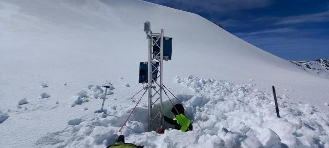 Installazione del sensore di misura della temperatura dell’aria alla stazione del Colle Sommeiller 