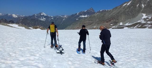  Rilievo GPR del rock glacier dei Fourneaux in Alta Val Susa eseguito approfittando della presenza di accumuli nevosi residui dell’inverno precedente che favoriscono il trascinamento dello strumento (Bardonecchia, 11 giugno 2025).
