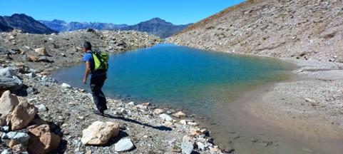 Piccolo lago a ridosso del margine destro superiore del rock glacier dei Fourneaux