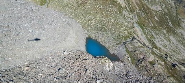  Lago Laris ripreso dall’elicottero, ubicato alla fronte del rock glacier Schiantalà (Pietraporzio, agosto 2025).