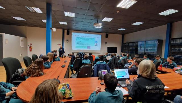 Studenti della scuola media della World International School in visita didattica presso la sede del Settore Protezione Civile e il Presidio territoriale di Druento, durante attività di sensibilizzazione e formazione sui temi dell’autoprotezione