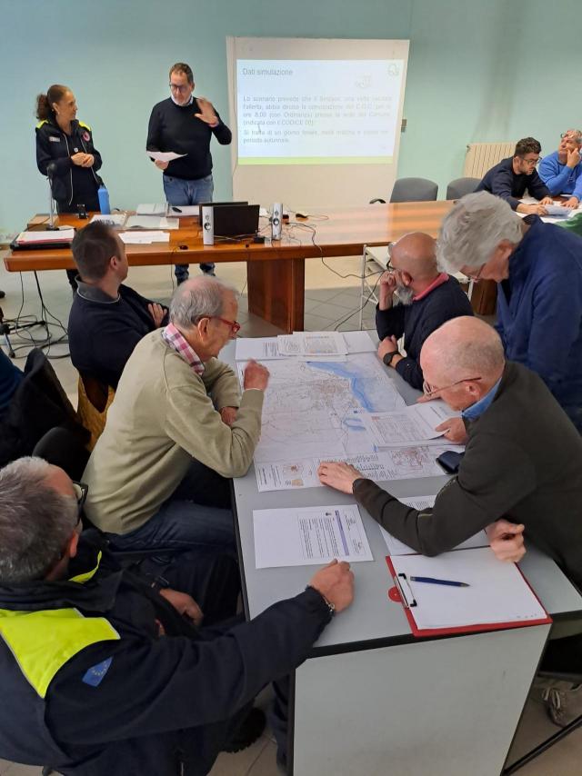 Corso per i Sindaci dei Comuni Montani: un percorso formativo che unisce teoria e pratica, preparando i primi cittadini a gestire efficacemente le emergenze attraverso l'organizzazione e l'attivazione del Centro Operativo Comunale (C.O.C.), secondo il Metodo Augustus. I partecipanti approfondiscono le responsabilità istituzionali e sperimentano scenari operativi reali, rafforzando la capacità di risposta del sistema di protezione civile a livello locale