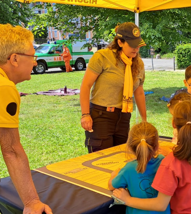 Evento Io Non Rischio al Parco delle Vallere – Moncalieri (TO). Volontari comunicatori della campagna “Io Non Rischio” presenti alla festa di fine anno delle scuole di Moncalieri, impegnati in attività di sensibilizzazione sui rischi alluvionale e sismico, attraverso giochi e iniziative educative rivolte a bambini e famiglie