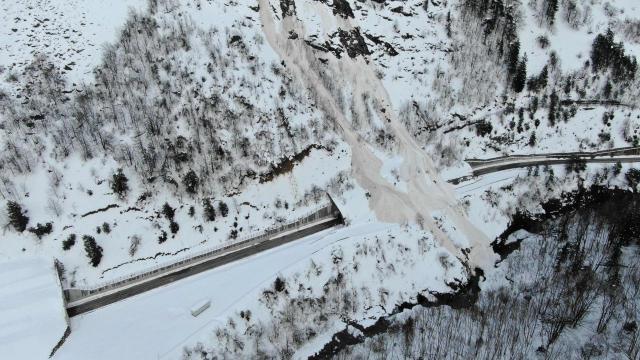 Valanga di fondo su galleria paravalanghe in Valle Stura (CN).