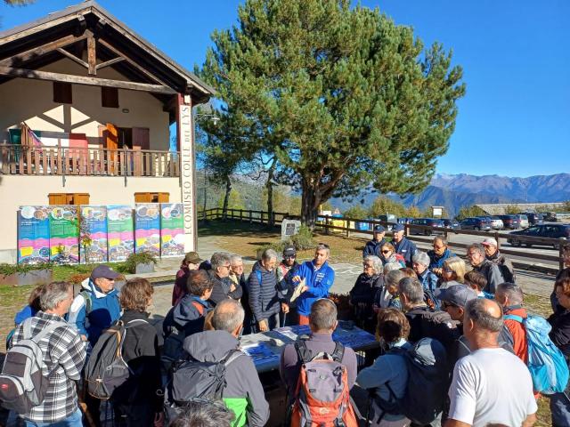 Figura 5. Geoescursione con la cittadinanza per il geoevento “Dalla Tetide alla Alpi attraverso il Colle del Lys” nell’ambito del Festival Nazionale di promozione delle Geoscienze “Settimana del Pianeta Terra” nell'ottobre 2025.